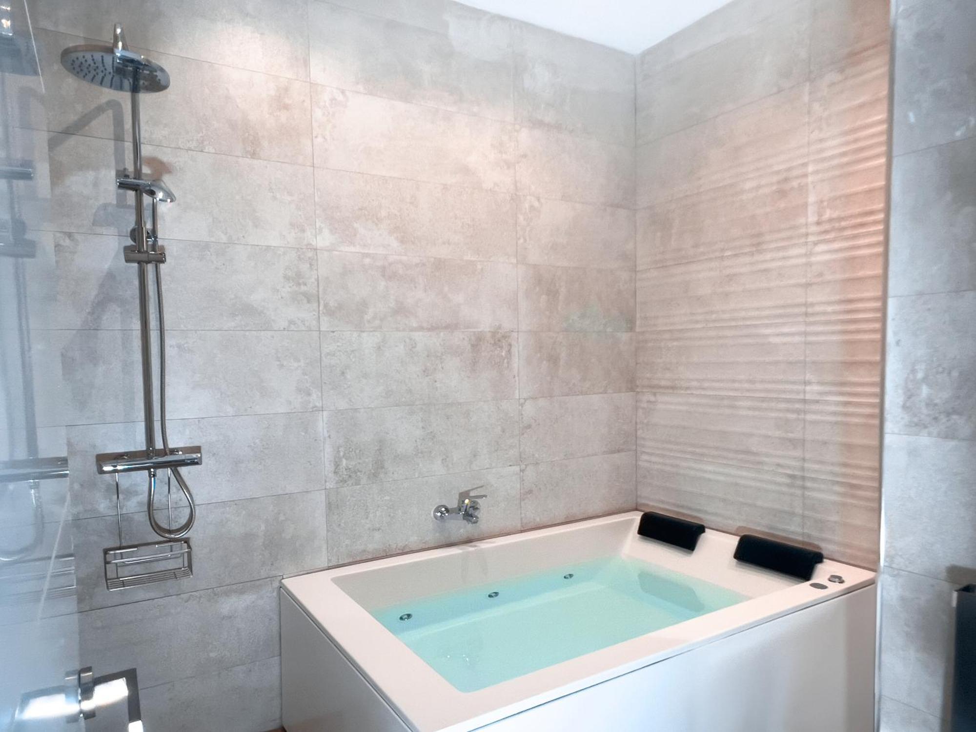Acogedor Estudio En Triana Con Jacuzzi Y Wifi 塞维利亚 外观 照片