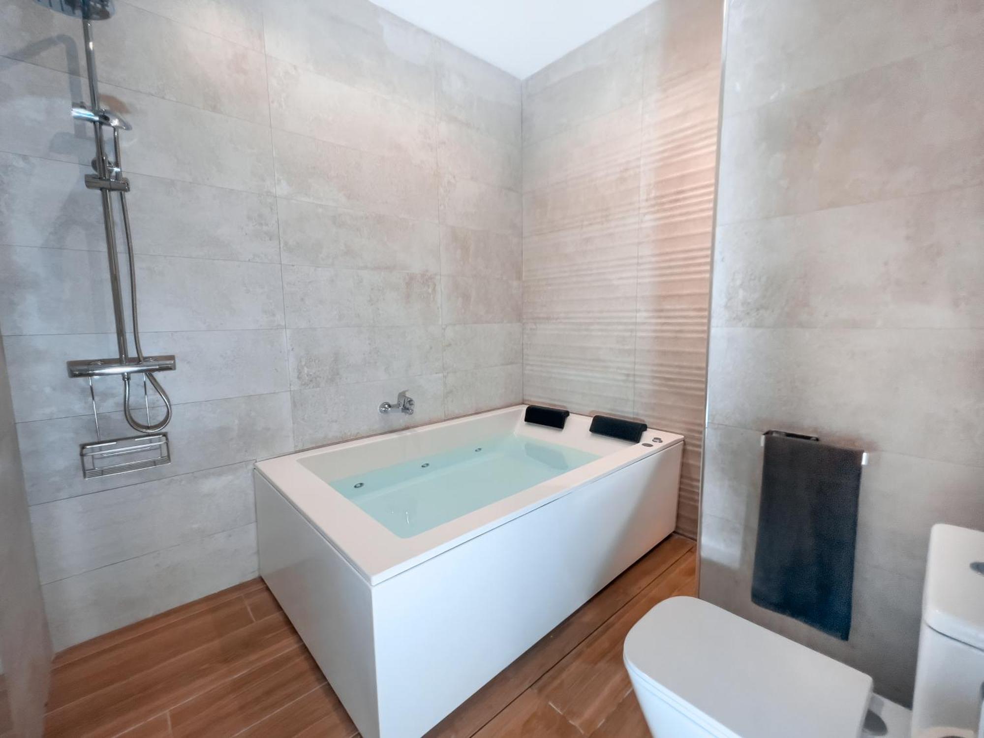Acogedor Estudio En Triana Con Jacuzzi Y Wifi 塞维利亚 外观 照片